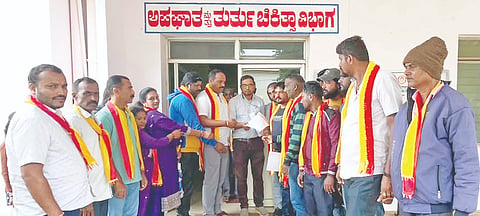 ಸೋಮವಾರಪೇಟೆಯಲ್ಲಿ ಕರ್ನಾಟಕ ರಕ್ಷಣಾ ವೇದಿಕೆ ಪದಾಧಿಕಾರಿಗಳು ಸರ್ಕರಿ ಆಸ್ಪತ್ರೆ ವೈದ್ಯಾಧಿಕಾರಿ ಜಮೀರ್ ಆಹಮದ್ ಅವರಿಗೆ ಮನವಿ ಸಲ್ಲಿಸಿದರು. ದೀಪಕ್, ವಸಂತ್, ಗಣೇಶ್, ರವೀಶ್ ಇದ್ದರು. 