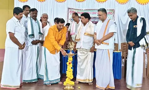 ಶೃಂಗೇರಿಯಲ್ಲಿ ತಾಲೂಕು ಬ್ರಾಹ್ಮಣ ಮಹಾಸಭಾ ಏರ್ಪಡಿಸಿದ್ದ ಪ್ರತಿಭಾ ಪುರಸ್ಕಾರ ಮತ್ತು ಅಭಿನಂದನಾ ಸಭೆಯನ್ನು ಶ್ರೀಮಠದ ಸತೀಶ್ ಉದ್ಘಾಟಿಸಿದರು. ಅಸಗೋಡು ಜಯಸಿಂಹ, ಬಿ.ಎಲ್.ರವಿಕುಮಾರ್, ರಾಘವೇಂದ್ರ ಭಟ್, ಮಹಾಬಲ ಭೀಡೆ, ಸುಧೀಂದ್ರ, ಶ್ರೀಧರರಾವ್, ಸುಮಂಗಲ ಆನಂದಸ್ವಾಮಿ ಇತರರಿದ್ದರು.