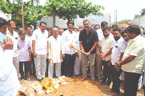 ಸವದತ್ತಿ ನಗರದಲ್ಲಿ ಹಡಪದ ಅಪ್ಪಣ್ಣ ದೇವಸ್ಥಾನದ ಜೀಣೋರ್ದ್ಧಾರ ಕಾಮಗಾರಿಗೆ ಶಾಸಕ ವಿಶ್ವಾಸ ವೈದ್ಯ ಭೂಮಿಪೂಜೆ ನೆರವೇರಿಸಿದರು. ಮಲ್ಲಿಕಾರ್ಜುನ ಹಡಪದ, ಶಿವಾನಂದ ಹೂನ್ನೂರ, ಅಲ್ಲಮಪ್ರಭು ಪ್ರಭುನವರ, ಶಿವಾನಂದ ಪಟ್ಟಣಶೆಟ್ಟಿ, ಬಸವರಾಜ ಪ್ರಭುನವರ ಇತರರಿದ್ದರು.