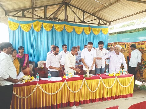ಚಿಕ್ಕನಾಯಕನಹಳ್ಳಿ ತಾಲೂಕು Cooperative Society ಮತ್ತಿಘಟ್ಟ ಹಾಲು ಉತ್ಪಾದಕರ ಸಹಕಾರ ಸಂಘದ ಸರ್ವ ಸದಸ್ಯರ ಸಾಮಾನ್ಯ ಸಭೆಯಲ್ಲಿ ಸಂಘದ ಅಧ್ಯಕ್ಷ ಟಿ.ಎಂ.ಹರೀಶ್​, ಉಪಾಧ್ಯಕ್ಷ ವಸಂತ, ವಿಸ್ತರಣಾಧಿಕಾರಿ ಸಿದ್ಧಲಿಂಗಸ್ವಾಮಿ, ಉಪ ವ್ಯವಸ್ಥಾಪಕ ಜಿ.ಎಸ್​.ಮೋಹನ್​ ಕುಮಾರ್​, ಸಿಇಒ ಚಂದ್ರಶೇಖರ್​, ಸಿಬ್ಬಂದಿ ಹರೀಶ್​, ಸುಪ್ರೀತ್​ ಇದ್ದರು. 