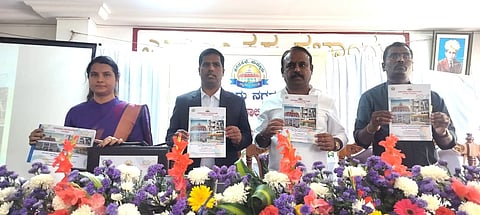 ಮದ್ದೂರು ನಗರಸಭೆಯಲ್ಲಿ ಆಯೋಜಿಸಿದ್ದ ಸಭೆಯಲ್ಲಿ ಬಜೆಟ್ ಪ್ರತಿಯನ್ನು ಶಾಸಕ ಕೆ.ಎಂ.ಉದಯ್ ಹಾಗೂ ಡಿಸಿ ಡಾ.ಕುಮಾರ ಪ್ರದರ್ಶಿಸಿದರು. ಜಿಲ್ಲಾ ನಗರಾಭಿವೃದ್ಧಿ ಕೋಶದ ಯೋಜನಾ ನಿರ್ದೇಶಕ ಟಿ.ಎನ್.ನರಸಿಂಹಮೂರ್ತಿ, ಪೌರಾಯುಕ್ತೆ ಎಸ್.ಎನ್.ರಾಧಿಕಾ ಇದ್ದರು.