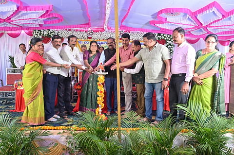 ಮದ್ದೂರು ತಾಲೂಕಿನ ಕೌಡ್ಲೆ ಗ್ರಾಮದ ಸಿಎಂಸಿಸಿ ಸರ್ಕಾರಿ ಪದವಿ ಪೂರ್ವ ಕಾಲೇಜಿನಲ್ಲಿ(ಪ್ರೌಢ ಶಾಲಾ ವಿಭಾಗ) ಹಿರಿಯ ವಿದ್ಯಾರ್ಥಿಗಳು ಭಾನುವಾರ ಆಯೋಜಿಸಿದ್ದ ಗುರುವಂದನಾ ಕಾರ್ಯಕ್ರಮವನ್ನು ಶಿಕ್ಷಕರು ಉದ್ಘಾಟಿಸಿದರು. ಡಿ.ವೈ.ಹಾದಿಕಾರ್, ಉಮೇಶ್ ಇಟಗಿ,  ಪಿ.ಶಶಿಕಲಾ, ಎಂ.ನಂಜಪ್ಪ, ಎಂ.ಎಸ್.ಸವಿತಾ, ಬಿ.ವಿಜಯ್, ಸುರೇಶ್ ನಾಯ್ಕ, ಸರಿತಾ, ಶೇಖರಯ್ಯ ಕೋಡಿಮಠ್, ಹೀರಲಾಲ್, ಶಿವಪ್ಪ, ಶ್ರೀಧರ್, ಶ್ರೀಕಾಂತ್, ನಾಗೇಶ್ ಇದ್ದರು.