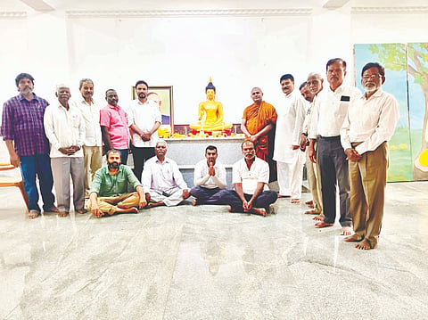   ವಿಜಯನಗರದ ಡಿ.ಸಂಜೀವಯ್ಯ ಸ್ಮಾರಕ ಶಿಕ್ಷಣ ಸಂಸ್ಥೆಯಲ್ಲಿರುವ ಸಿದ್ಧಾರ್ಥ ಬುದ್ಧವಿಹಾರದಲ್ಲಿ ಬುದ್ಧರ ಅಸ್ತಿಗೆ ಗೌರವವಂದನೆ ಸಲ್ಲಿಸಲಾಯಿತು. ಭಿಕ್ಕು ಇಂದರತನ ಥೇರೋ, ಇಳಮುರುಗನ್, ಜೈಕುಮಾರ್, ಬೋಧಿ ಚಂದ್ರನ್, ಎಚ್.ಶಿವರಾಜು, ಆರ್.ನಟರಾಜು, ಎಂ.ಸಾವಕಯ್ಯ ಇತರರಿದ್ದರು.