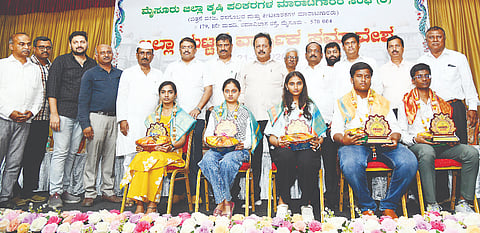 ಮೈಸೂರು ಜಿಲ್ಲಾ ಕೃಷಿ ಪರಿಕರಗಳ ಮಾರಾಟಗಾರರ ಸಂಘದಿಂದ ನಗರದಲ್ಲಿ ಆಯೋಜಿಸಿದ್ದ ಜಿಲ್ಲಾ ಸಮಾವೇಶದಲ್ಲಿ ಪ್ರತಿಭಾನ್ವಿತ ವಿದ್ಯಾರ್ಥಿಗಳನ್ನು ಪುರಸ್ಕರಿಸಲಾಯಿತು. ಎನ್.ಚಲುವರಾಯಸ್ವಾಮಿ, ಡಾ.ವೆಂಕಟರಾಮರೆಡ್ಡಿ ಜೆ.ಪಾಟೀಲ, ಆರ್.ವೆಂಕಟೇಶ್,ಡಾ.ಕೆ.ಎಚ್.ರವಿ, ಎಚ್.ಎನ್.ನಾಗೇಂದ್ರ,  ಕೆ.ಜಿ.ವೆಂಕಟರಾಮನ್, ಬಿ.ಯಶವಂತಗೌಡ ಬಿ.ಸುಂಕದಾಳ್, ಬಿ.ಪಿ.ಶಿವಪ್ರಕಾಶ್, ಆಕ್ಷಯ್‌ಕುಮಾರ್ ಶರ್ಮ ಇತರರು ಇದ್ದರು.