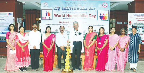 ಜೆಎಸ್‌ಎಸ್ ಆಸ್ಪತ್ರೆಯಲ್ಲಿ ಆಯೋಜಿಸಿದ್ದ ವಿಶ್ವ ಹಿಮೋಫಿಲಿಯಾ ದಿನಾಚರಣೆ ಕಾರ್ಯಕ್ರಮದಲ್ಲಿ ಡಾ.ಜೆ ಸೌಮ್ಯಾ, ಡಾ.ಸಿ.ಪಿ.ಮಧು, ಡಾ.ಎಂ.ಡಿ.ರವಿ,  ಡಾ.ಎಂ.ಆಶಾ,  ಡಾ.ಪಿ. ಪಲ್ಲವಿ ಇತರರು ಇದ್ದರು.
