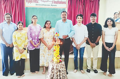  ವಿಜಯ ವಿಠ್ಠಲ ಪದವಿಪೂರ್ವ ಕಾಲೇಜಿನಲ್ಲಿ ಆಯೋಜಿಸಿದ್ದ  ಸಾಧಕರೊಂದಿಗೆ ಸಂವಾದ ಕಾರ್ಯಕ್ರಮದಲ್ಲಿ ಎಚ್. ಸತ್ಯಪ್ರಸಾದ್, ಸಾರಿಕಾ ಕೆ.ಭಾರದ್ವಾಜ್, ಬಿ.ಎಸ್.ಸುದೀಪ್ತಾ , ಕೆ.ವಿ.ಅದ್ವೈತ್, ಜನೆಟ್ ಮರಿಯಾ, ಸುರಭಿ ಎಸ್.ಭಟ್, ಆದಿತ್ಯ ಎಸ್ ಉಮಾದಿ, ಎಂ.ಎಸ್.ರೀತು ಭಾಗವಹಿಸಿದ್ದರು.