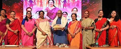 ನಗರದ ಕಲಾಮಂದಿರದಲ್ಲಿ ಭಾನುವಾರ ಆಯೋಜಿಸಿದ್ದ ಮೈಸೂರು ಲೇಡೀಸ್ ಅಸೋಸಿಯೇಷನ್‌ನ ಬೆಳ್ಳಿಹಬ್ಬದ ಮಹೋತ್ಸವ, ಮಹಿಳಾ ಸಮಾವೇಶವನ್ನು ಗಣ್ಯರು ಸಾಮೂಹಿಕವಾಗಿ ಉದ್ಘಾಟಿಸಿದರು. ಪ್ರೊ.ರವಿವರ್ಮಕುಮಾರ್, ಮಲ್ಲಿಗೆ ವೀರೇಶ್, ಗೀತಾ ಮಹದೇವ ಪ್ರಸಾದ್, ಆರ್.ಐಶ್ವರ್ಯಾ, ಸುಮನಾ ಇನ್ನಿತರರಿದ್ದರು.