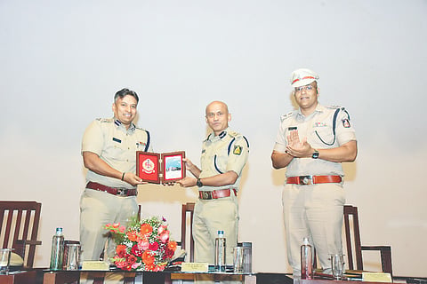 ಕರ್ನಾಟಕ ಪೊಲೀಸ್ ಅಕಾಡೆಮಿಯಲ್ಲಿ ಆಯೋಜಿಸಿದ್ದ ಕಾರ್ಯಾಗಾರದಲ್ಲಿ ಡಾ.ಎಂ.ಬಿ.ಬೋರಲಿಂಗಯ್ಯ, ಎನ್.ವಿಷ್ಣುವರ್ಧನ, ಎಸ್.ಎಲ್.ಚನ್ನಬಸವಣ್ಣ ಇದ್ದರು.