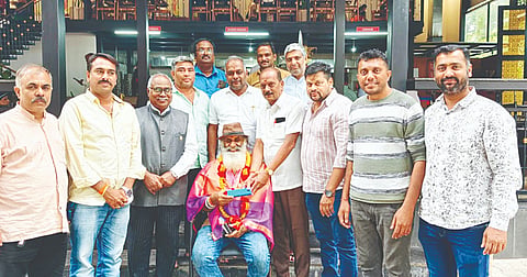 ವಿಶ್ವ ಹಾವುಗಳ ದಿನದ ಅಂಗವಾಗಿ ಉರಗ ತಜ್ಞ ಸ್ನೇಕ್ ಶ್ಯಾಮ್ ಅವರನ್ನು ಅಭಿನಂದಿಸಲಾಯಿತು. ಡಾ.ಲಿಂಗರಾಜು, ಶಿವಕುಮಾರ್, ಬಸವರಾಜ್ ಬಸಪ್ಪ, ಜಿ.ರಾಘವೇಂದ್ರ, ವಿಕ್ರಂ ಅಯ್ಯಂಗಾರ್, ಎಸ್.ಎನ್.ರಾಜೇಶ್, ಸಂದೇಶ್, ಪ್ರಮೋದ್ ಗೌಡ, ವಾಣಿಶ್ ಇದ್ದರು.