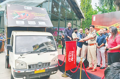 ಬಿಎಚ್‌ಐಒ ಆವರಣದಲ್ಲಿ  ಆಯೋಜಿಸಿದ್ದ ’ಡ್ರಗ್ಸ್ ಫ್ರೀ ಮೈಸೂರು’ ಜಾಗೃತಿ ಕಾರ್ಯಕ್ರಮಕ್ಕೆ ಡಿಸಿಪಿ ಸುಂದರ್ ರಾಜ್ ಚಾಲನೆ ನೀಡಿದರು. ಡಾ. ಅವಿನಾಶ್, ಡಾ. ವಿನಯ್ಕುಮಾರ್ ಮುಟ್ಟಗಿ, ಡಾ. ನಾಗೇಶ್ ಆರಾಧ್ಯ ಇನ್ನಿತರರಿದ್ದರು.