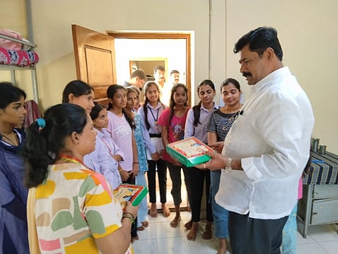 ಹಿಂದುಳಿದ ವರ್ಗಗಳ ಕಲ್ಯಾಣ ಇಲಾಖಾ ವ್ಯಾಪ್ತಿಗೆ ಬರುವ ಕುವೆಂಪು ನಗರದ ಬಾಲಕಿಯರ ವಿದ್ಯಾರ್ಥಿ ನಿಲಯಕ್ಕೆ ಸಚಿವ ಶಿವರಾಜ್ ಎಸ್. ತಂಗಡಗಿ ಬುಧವಾರ ದಿಢೀರ್ ಭೇಟಿ ನೀಡಿ ಪರಿಶೀಲನೆ ನಡೆಸಿದರು.