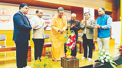 ನಗರದಲ್ಲಿ ಆಯೋಜಿಸಿದ್ದ ‘ಸಂಹಿತಾ ಅವಬೋಧಿನಿ-2026’ ರಾಷ್ಟ್ರೀಯ ಸಮ್ಮೇಳನವನ್ನು ಕುಂದೂರು ಮಠದ ಶ್ರೀ ಶರತ್ ಚಂದ್ರ ಸ್ವಾಮೀಜಿ ಉದ್ಘಾಟಿಸಿದರು. ಡಾ. ಎನ್.ಆಂಜನೇಯ ಮೂರ್ತಿ,ಆರ್.ಮಹೇಶ್, ಡಾ.ಜೆ.ಆರ್.ಜೋಶಿ ಇನ್ನಿತರರಿದ್ದರು.