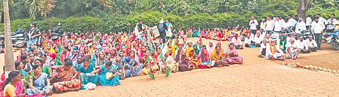 ಮನರೇಗಾ ಮಹಿಳಾ ಕೂಲಿ ಕಾರ್ಮಿಕರನ್ನು ಅವಮಾನಿಸಿ ನಿಂದಿಸಿದ ಅಧಿಕಾರಿಯ ವಿರುದ್ಧ ಕ್ರಮಕ್ಕೆ ಒತ್ತಾಯಿಸಿ ಮಂಗಳವಾರ ಹುಮನಾಬಾದ್​ ತಾಲೂಕು ಪಂಚಾಯಿತಿ ಕಚೇರಿ ಎದುರು ಧರಣಿ ನಡೆಸಿದರು.