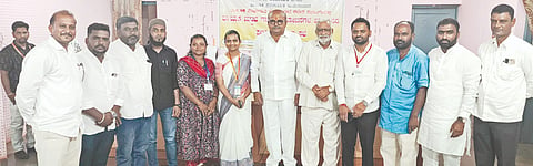 ಹುಮನಾಬಾದ್​ ತಾಲೂಕು ಪಂಚಾಯಿತಿ ಸಭಾಂಗಣದಲ್ಲಿ ಮಂಗಳವಾರ ಕರೆದಿದ್ದ ಗ್ಯಾರಂಟಿ ಯೋಜನೆಗಳ ಪ್ರಗತಿ ಪರಿಶೀಲನಾ ಸಭೆಯಲ್ಲಿ ಗ್ಯಾರಂಟಿ ಯೋಜನೆಗಳ ಅನುಷ್ಠಾನ ಪ್ರಾಧಿಕಾರದ ರಾಜ್ಯಾಧ್ಯ ಎಚ್​.ಎಂ. ರೇವಣ್ಣ, ತಾಲೂಕು ಅಧ್ಯಕ್ಷ ಅಫ್ಸರ್​ಮಿಯಾ,   ಇಒ ದೀಪಿಕಾ ನಾಯ್ಕರ್​ ಹಾಗೂ ಸಮಿತಿ ಸದಸ್ಯರು ಇದ್ದರು.