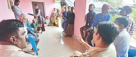  ಕುಂದಾ ಗ್ರಾಮದ ಬಸವೇಶ್ವರ ನಗರ ಕಾಲನಿಯಲ್ಲಿ ಆಯೋಜಿಸಿದ್ದ ಕುಂದುಕೊರತೆ ಸಭೆಯಲ್ಲಿ ಕಾಳೇಗೌಡ ಮಾತನಾಡಿದರು.