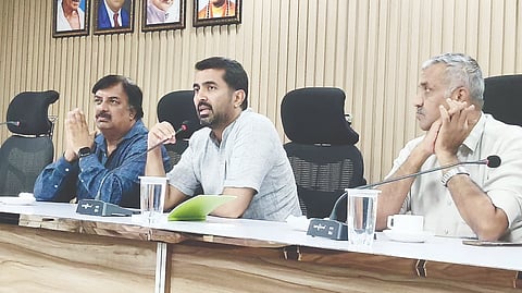 ಕುಶಾಲನಗರ ಪುರಸಭೆ ಸಭಾಂಗಣದಲ್ಲಿ ದಿವಂಗತ ಆರ್.ಗುಂಡೂರಾಯರ ಪುತ್ಥಳಿ ನಿರ್ಮಾಣ ಸಂಬಂಧ ಆಯೋಜಿಸಿದ್ದ ವಿವಿಧ ಸಂಘ, ಸಂಸ್ಥೆಗಳ ಸಭೆಯಲ್ಲಿ ಮಡಿಕೇರಿ ಶಾಸಕ ಡಾ.ಮಂತರ್ ಗೌಡ  ಮಾತನಾಡಿದರು. ವಿ.ಪಿ.ಶಶಿಧರ್, ಪ್ರಮೋದ್ ಮುತ್ತಪ್ಪ ಇದ್ದರು.