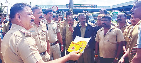 ಗೋಣಿಕೊಪ್ಪ ಪೊಲೀಸ್ ಠಾಣೆ ವತಿಯಿಂದ ರಿಕ್ಷಾಗಳಿಗೆ ಜಿಪಿಎಸ್ ಸಂಖ್ಯೆಯ ಸ್ಟಿಕ್ಕರ್ ಅಳವಡಿಸಲಾಯಿತು. ಉಪ ಪೊಲೀಸ್ ಅಧೀಕ್ಷಕ ಮಹೇಶ್ ಕುಮಾರ್,  ಶಿವರಾಜ್ ಆರ್.ಮುಧೋಳ್, ಕಾಳೇಗೌಡ ಇತರರಿದ್ದರು.