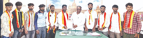 ಔರಾದ್​, ಕಮಲನಗರ ಪಟ್ಟಣ ಸೇರಿ ತಾಲೂಕಿನ ವಿವಿಧೆಡೆ ಅನಧಿಕೃತವಾಗಿ ನಡೆಯುತ್ತಿರುವ ಕೋಚಿಂಗ್​ ಸೆಂಟರ್​ಗಳನ್ನು ಬಂದ್​ ಮಾಡುವಂತೆ ಒತ್ತಾಯಿಸಿ ಗುರುವಾರ ಬಿಇಒ ವಾಗಂಬರ್​ ಗಾಯಕವಾಡ ಅವರಿಗೆ  ಕರ್ನಾಟಕ ರಕ್ಷಣಾ ವೇದಿಕೆ ತಾಲೂಕು ಟಕದ ಕಾರ್ಯಕರ್ತರು ಮನವಿ ಸಲ್ಲಿಸಿದರು. ಅಧ್ಯಕ್ಷ ಅನೀಲ ದೇವಕತ್ತೆ, ಆಕಾಶ ಹಳವಿ, ರಾಹುಲ, ಸಾಗರ, ಆಕಾಶ ಮೇತ್ರೆ, ಅಶ್ವಿನ ಇತರರಿದ್ದರು.