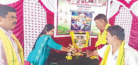 ಅರಕಲಗೂಡಿನಲ್ಲಿ ರಾಷ್ಟ್ರೀಯ ಹಬ್ಬಗಳ ಆಚರಣಾ ಸಮಿತಿ ವತಿಯಿಂದ ಸೋಮವಾರ ಏರ್ಪಡಿಸಿದ್ದ ದೇವರ ದಾಸಿಮಯ್ಯ ಜಯಂತಿ ಕಾರ್ಯಕ್ರಮದಲ್ಲಿ ತಹಸೀಲ್ದಾರ್ ಕೆ.ಸಿ.ಸೌಮ್ಯ ಅವರು ಭಾವಚಿತ್ರಕ್ಕೆ ಪುಷ್ಪಾರ್ಚನೆ ಮಾಡಿದರು. ಪಾಂಡು ವಿಠ್ಠಲ ಶೆಟ್ಟಿ, ರಾಮಕೃಷ್ಣ ಇದ್ದರು.  