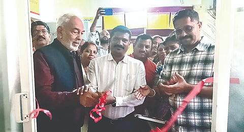 ಅರಕಲಗೂಡು ತಾಲೂಕಿನ ದೊಡ್ಡಮಗ್ಗೆ ಪ್ರಾಥಮಿಕ ಆರೋಗ್ಯ ಕೇಂದ್ರಕ್ಕೆ ಮಂಗಳವಾರ ಸಿಬಿಸಿ ರಕ್ತ ಪರೀಕ್ಷಾ ಉಪಕರಣ ಕೇಂದ್ರವನ್ನು ಶಾಸಕ ಎ. ಮಂಜು ಉದ್ಘಾಟಿಸಿದರು. ವಿದ್ಯಾರಾಜೇ ಅರಸ್ ಇತರರಿದ್ದರು.