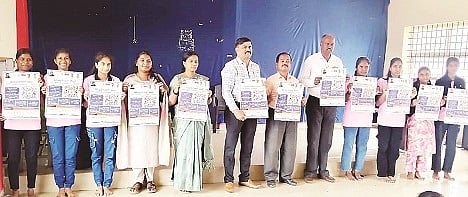 ಅರಕಲಗೂಡು ಬಾಲಕಿಯರ ಸರ್ಕಾರಿ ಪದವಿ ಪೂರ್ವ ಕಾಲೇಜಿನಲ್ಲಿ ಆಯೋಜಿಸಿದ್ದ ಕಾರ್ಯಕ್ರಮದಲ್ಲಿ ಆರೋಗ್ಯ ಜಾಗೃತಿ ಕುರಿತು ಮಾಹಿತಿ ನೀಡಲಾಯಿತು. ಪರಶುರಮ ಶಿರೂರ, ಅನಂತರಾಜು, ಜಿ.ಎಸ್. ವಾಸುದೇವ ಜಿ.ಎಸ್. ಕೆ.ಜಿ. ರವಿ, ಸುಧಾರಾಣಿ, ಪಲ್ಲವಿ ಇದ್ದರು.