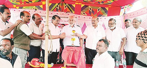 ಅರಕಲಗೂಡು ತಾಲೂಕಿನ ಸಾಲುಗೊಪ್ಪಲು ಗ್ರಾಮದಲ್ಲಿ ಹಾಲು ಉತ್ಪಾದಕರ ಮಹಿಳಾ ಸಹಕಾರ ಸಂಘವನ್ನು ಶಾಸಕ ಎ. ಮಂಜು ಉದ್ಘಾಟಿಸಿದರು. ಸತೀಶ್, ರಾಜೇಗೌಡ, ಎಸ್.ಎಲ್. ಗಣಪತಿ ಇತರರಿದ್ದರು.