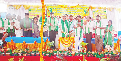 ಅರಸೀಕೆರೆ ನಗರದ ತಾಲೂಕು ಕಚೇರಿ ಆವರಣದಲ್ಲಿ ಹಮ್ಮಿಕೊಂಡಿದ್ದ ವಿಶ್ವ ರೈತ ದಿನಾಚರಣೆ ಕಾರ್ಯಕ್ರಮವನ್ನು ಕೆ.ಎಂ.ಶಿವಲಿಂಗೇಗೌಡ ಉದ್ಘಾಟಿಸಿದರು. ಸಂತೋಷ್ ಕುಮಾರ್, ಶಿವಕುಮಾರ್, ಧರ್ಮಶೇಖರ್, ದಯಾನಂದ, ಶಿವಲಿಂಗಪ್ಪ ಸೀಮಾ ಇತರರಿದ್ದಾರೆ. ಮತ್ತೊಂದು ಚಿತ್ರದಲ್ಲಿ ಕೆ.ಎಂ.ಶಿವಲಿಂಗೇಗೌಡ ಎತ್ತಿನ ಬಂಡಿ ಓಡಿಸಿ ಗಮನ ಸೆಳೆದರು.