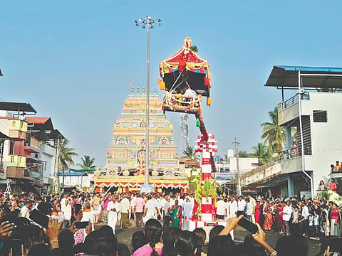 ಭದ್ರಾವತಿಯಲ್ಲಿ ಹಳದಮ್ಮ ದೇವಿ ಸಿಡಿ ಉತ್ಸವಕ್ಕೆ ಜೆಡಿಎಸ್​ ನಾಯಕಿ ಶಾರದಾ ಅಪ್ಪಾಜಿ ಚಾಲನೆ ನೀಡಿದರು. ಲ$್ಮಣ, ಜಯಪ್ರಕಾಶ್​, ಸಂತೋಷ್​, ಮಂಜುನಾಥ್​, ಚಂದ್ರಶೇಖರ್​ ಇತರರಿದ್ದರು.