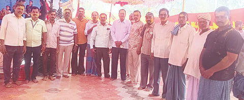 ಪಟ್ಟಿಹಾಳ ಕೆ.ಬಿ.ಗ್ರಾಮದಲ್ಲಿ ದ್ಯಾಮವ್ವದೇವಿ ಹಾಗೂ ದುರ್ಗಾದೇವಿ ಜಾತ್ರಾ ಮಹೋತ್ಸವ ಅಂಗವಾಗಿ ಅದ್ದೂರಿ ಹೊನ್ನಾಟ ಜರುಗಿತು. ಮಲ್ಲನಗೌಡ ಪಾಟೀಲ, ಅರ್ಜುನ ಕತ್ತಿ, ಅಲ್ಲಿಸಾಬ್ ನಧಾಫ್ ಇತರರಿದ್ದರು.
