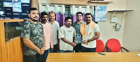 ಬಾಳೆಹೊನ್ನೂರಿನ ಜೆಸಿಐ ಸಂಸ್ಥೆಯಿಂದ ಪಿಎಸ್‌ಐ ಅಂಬರೀಷ್ ಅವರನ್ನು ಗೌರವಿಸಲಾಯಿತು. ಬಿ.ಎಸ್.ಸನತ್ ಶೆಟ್ಟಿ, ಚೈತನ್ಯ ವೆಂಕಿ, ಪ್ರಕಾಶ್ ಮುದುಗುಣಿ, ರಾಕೇಶ್ ಇದ್ದರು.