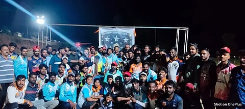 ಬಾಳೆಹೊನ್ನೂರು ಸಮೀಪದ ಮೇಲ್ಪಾಲ್ ಕ್ರಿಕೆಟ್ ಕ್ಲಬ್ ಆಯೋಜಿಸಿದ್ದ ಯುಗಾದಿ ಕಪ್ ಟೆನಿಸ್‌ಬಾಲ್ ಕ್ರಿಕೆಟ್ ಪಂದ್ಯಾವಳಿಯಲ್ಲಿ ವಿಜೇತ ತಂಡಕ್ಕೆ ಅತಿಥಿಗಳು ಬಹುಮಾನ ವಿತರಿಸಿದರು. ಕೆ.ಎಸ್.ರಾಜೇಶ್, ಶಶಿಕುಮಾರ್, ಎಂ.ನಾರಾಯಣ, ಎ.ಸಿ.ಕೃಷ್ಣಮೂರ್ತಿ, ಎಂ.ಆರ್.ದಿನಕರ್ ಇತರರಿದ್ದರು.