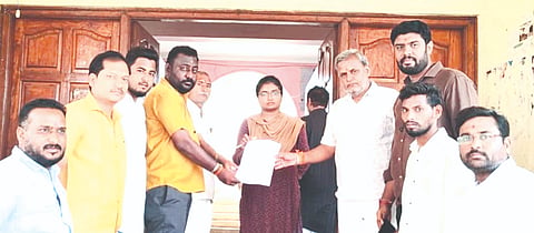 ಬಸವಕಲ್ಯಾಣದಲ್ಲಿ ಬಿಡಾಡಿ ದನಕರುಗಳನ್ನು ನೋಂದಾಯಿಸಿ ಗುರುತಿನ ಟ್ಯಾಗ್​ ಹಾಕುವಂತೆ ಒತ್ತಾಯಿಸಿ ವಿಶ್ವ ಹಿಂದೂ ಪರಿಷತ್​, ಬಜರಂಗ ದಳದಿಂದ ನಗರಸಭೆ ಪೌರಾಯುಕ್ತರಿಗೆ ಪತ್ರ ಸಲ್ಲಿಸಲಾಯಿತು. ಶ್ರೀಶೈಲ ವಾತಡೆ, ರವಿ ನಾವದ್ಗೇಕರ, ಕಮಲಜೀತಸಿಂಗ್​ ಚವ್ಹಾಣ್​ ಇತರರಿದ್ದರು.