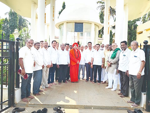 ಬೈಲಹೊಂಗಲದಲ್ಲಿ ಹಮ್ಮಿಕೊಂಡಿದ್ದ ಸಭೆಯಲ್ಲಿ ಬಸವಜಯ ಮತ್ಯುಂಜಯ ಸ್ವಾಮೀಜಿ,  ಮಾಜಿ ಶಾಸಕ ಡಾ.ವಿಶ್ವನಾಥ ಪಾಟೀಲ, ಎಂ.ವೈ.ಸೋಮನ್ನವರ, ಮಹೇಶ ಹರಕುಣಿ, ಶಿವಾನಂದ ಬೆಳಗಾವಿ ಪಾಲ್ಗೊಂಡಿದ್ದರು.