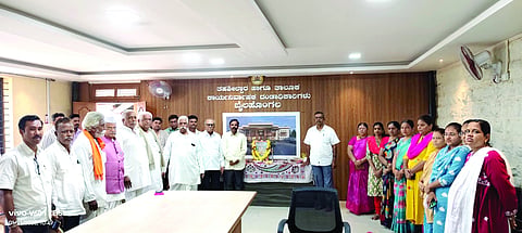 ಬೈಲಹೊಂಗಲದಲ್ಲಿ ಅಂಬಿಗರ ಚೌಡಯ್ಯ ಜಯಂತಿ ಆಚರಿಸಲಾಯಿತು. ತಹಸೀಲ್ದಾರ್ ಹಣಮಂತ ಶಿರಹಟ್ಟಿ, ಮಲ್ಲಪ್ಪ ಮುರಗೋಡ, ಬಸಪ್ಪ ಗೋಣಿ, ಬಾಹುರಾವ್ ಕುಲಕರ್ಣಿ, ರಾಘವೇಂದ್ರ ಪೂಜೇರಿ, ಸುಮಾ ಹಿರೇಮಠ, ಲಕ್ಷ್ಮೀ ಕೂಗುನವರ ಇತರರು ಇದ್ದರು.