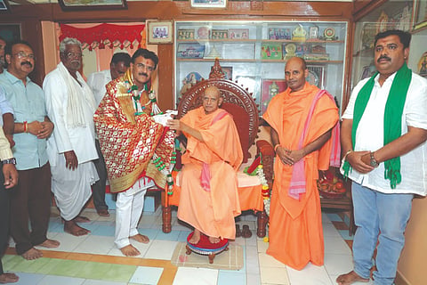 ಮಾಜಿ ಶಾಸಕ ಡಾ.ವಿಶ್ವನಾಥ ಪಾಟೀಲ ಜನ್ಮದಿನದ ಅಂಗವಾಗಿ ಇಂಚಲ ಗ್ರಾಮದ ಶ್ರೀಮಠದ ಡಾ.ಶಿವಾನಂದ ಭಾರತಿ ಶ್ರೀಗಳ ಆಶೀರ್ವಾದ ಪಡೆದರು. ಪೂರ್ಣಾನಂದ ಸ್ವಾಮೀಜಿ, ಬಸಪ್ಪ ಮಲ್ಲೂರ, ಬಾಳನಗೌಡ ಪಾಟೀಲ ಇತರರಿದ್ದರು.