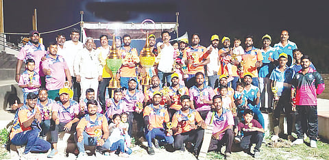 ಬೇಲೂರು ಸಮೀಪದ ಹೊಯ್ಸಳ ಕ್ರೀಡಾಂಗಣದಲ್ಲಿ ಸೆಸ್ಕ್ ಬೇಲೂರು ಉಪ ವಿಭಾಗದಿಂದ ಆಯೋಜಿಸಿದ್ದ ಪವರ್ ಕಪ್ ಕ್ರಿಕೆಟ್ ಪಂದ್ಯಾವಳಿಯಲ್ಲಿ ವಿಜೇತರಾದ ತಂಡಗಳು ಪ್ರಶಸ್ತಿಯೊಂದಿಗಿರುವುದು.