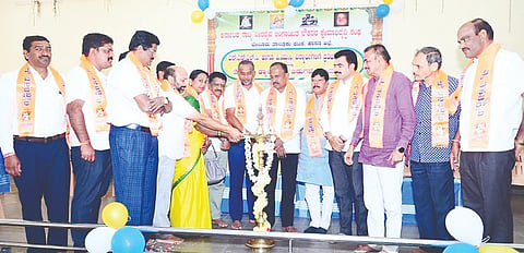 ವೀರೆಶೈವ ಲಿಂಗಾಯತ ನೌಕರರ ಕ್ಷೇಮಾಭಿವೃದ್ಧಿ ಸಂಘದಿಂದ ಆಯೋಜಿಸಿದ್ದ  ಪ್ರತಿಭಾ ಪುರಸ್ಕಾರ ಕಾರ್ಯಕ್ರಮ ಗಣ್ಯರು ಉದ್ಘಾಟಿಸಿದರು. ರೇಣುಕುಮಾರ್, ಗೆಂಡೇಹಳ್ಳಿ ಚೇತನ್,  ಬಲ್ಲೇನಹಳ್ಳಿ ರವಿಕುಮಾರ್, ಅಡಗೂರು ಬಸವರಾಜ್ ಇದ್ದರು.