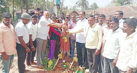ಪುರಸಭೆ ವ್ಯಾಪ್ತಿಯಲ್ಲಿನ ವಿವಿಧ ಅಭಿವೃದ್ಧಿ ಕಾಮಗಾರಿಗೆ ಶಾಸಕ ಎಚ್.ಕೆ.ಸುರೇಶ್, ಪುರಸಭೆ ಅಧ್ಯಕ್ಷೆ ಉಷಾ ಸತೀಶ್ ಇತರರು ಪಟ್ಟಣದ ಸರ್ಕಾರಿ ನೌಕರರ ಭವನದ ಮುಂದಿನ ರಸ್ತೆ ಕಾಮಗಾರಿಗೆ ಭೂಮಿಪೂಜೆ ನೆರವೇರಿಸಿದರು.