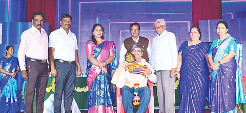 ಶಾಂತಲಾ ವಿದ್ಯಾ ಸಂಸ್ಥೆಯಲ್ಲಿ ಆಯೋಜಿಸಿದ್ದ ಪ್ರಾಥಮಿಕ ಮತ್ತು ಪ್ರೌಢಶಾಲೆಯ ವಾರ್ಷಿಕೋತ್ಸವದ ಕಾರ್ಯುಕ್ರಮದಲ್ಲಿ ಮೈಸೂರಿನ ವಕೀಲ ದಿನಕರ್ ಅವರನ್ನು ಸನ್ಮಾನಿಸಲಾಯಿತು. ಉಷಾ ಸತೀಶ್,  ಎಚ್.ಸಿ.ಸುರೇಶ್, ಶಿವಶಂಕರ್ ಇದ್ದರು.