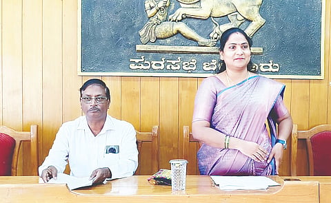 ಪಟ್ಟಣದ ಪುರಸಭೆಯ ವೇಲಾಪುರಿ ಸಭಾಂಗಣದಲ್ಲಿ ಕರೆಯಲಾಗಿದ್ದ ತುರ್ತು ಸಭೆಯ ಅಧ್ಯಕ್ಷತೆ ವಹಿಸಿ ಮಾತನಾಡುತ್ತಿರುವ ಉಷಾ ಸತೀಶ್, ಮುಖ್ಯಾಧಿಕಾರಿ ಬಸವರಾಜು ಸಿಗ್ಗಾವಿ 
