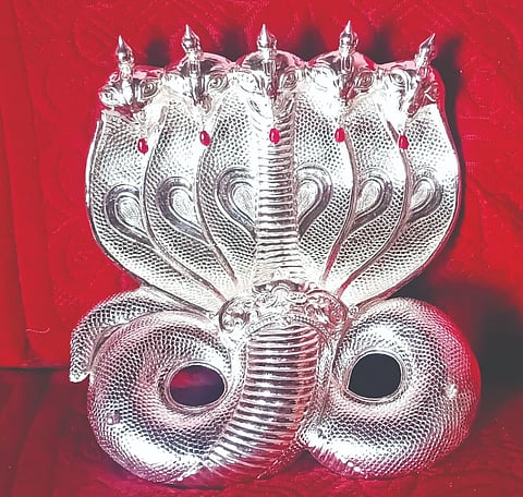 ಕೋವಿಪೇಟೆ ಗ್ರಾಮದ ಯಲ್ಲಮ್ಮ ದೇವಿ ದೇವಾಲಯದ ಉಜ್ಜಯಿನಿ ದುರ್ಗಿ ದೇವಿಗೆ ಸಮರ್ಪಿಸಿದ ಬೆಳ್ಳಿಯ ನಾಗ ದೇವರ ಮೂರ್ತಿ.