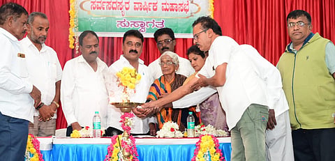 ಪ್ರಾಥಮಿಕ ಕೃಷಿ ಮತ್ತು ಗ್ರಾಮೀಣ ಅಭಿವೃದ್ಧಿ ಬ್ಯಾಂಕ್‌ನ ಸರ್ವ ಸದಸ್ಯರ ವಾರ್ಷಿಕ ಮಹಾಸಭೆಯನ್ನು ಗಣ್ಯರು ಉದ್ಘಾಟಿಸಿದರು.ಮೊಗಪ್ಪಗೌಡ, ಹಿರಿಯಣ್ಣಗೌಡ, ವಸಂತಕುಮಾರ್, ಶಿವಶಂಕರ್ ಇತರರಿದ್ದರು. 