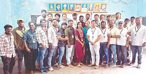ಬೇಲೂರು ತಾಲೂಕು ಛಾಯಾಗ್ರಾಹಕರ ಸಂಘದ ಕಾರ್ಯಕ್ರಮದಲ್ಲಿ ಪದಾಧಿಕಾರಿಗಳು ಮತ್ತು ಸದಸ್ಯರಿಗೆ ಸಂಘದ ಗುರುತಿನ ಕಾರ್ಡ್ ನೀಡಲಾಯಿತು.