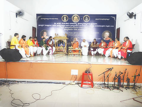  ಬಾರಕೂರು ಭಂಡಾರಕೇರಿ ಮಠದಲ್ಲಿ ಅಥರ್ವವೇದ, ಸಾಮವೇದ ವಿದ್ವಾಂಸರಿಗೆ ಬಿರುದು ಪ್ರದಾನಿಸಲಾಯಿತು. ಶ್ರೀ ವಿದ್ಯಾವಾನ್ಯತೀರ್ಥ ಸ್ವಾಮೀಜಿ, ಡಾ.ಜಿ.ಭೀಮೇಶ್ವರ ಜೋಯಿಸ್ ಮೊದಲಾದವರಿದ್ದರು.  