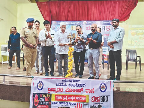  ಬ್ರಹ್ಮಾವರದಲ್ಲಿ ಮಾದಕ ವ್ಯಸನ ವಿರೋಧ ಮತ್ತು ಜಾಗೃತಿ ಸಮಿತಿಗಳ ಕಾರ್ಯಾಗಾರವನ್ನು ಮಾಜಿ ಸಂಸದ ಕೆ.ಜಯಪ್ರಕಾಶ್ ಹೆಗ್ಡೆ ಉದ್ಘಾಟಿಸಿ ಮಾತನಾಡಿದರು. ಪ್ರಮುಖರಾದ ರೋಬರ್ಟ್ ರೋಡ್ರಿಗಸ್, ಪ್ರಮೋದ್ ಶೆಟ್ಟಿ, ಗಣೇಶ್ ಪ್ರಸಾದ್ ಶೆಟ್ಟಿ ಮೊದಲಾದವರಿದ್ದರು.