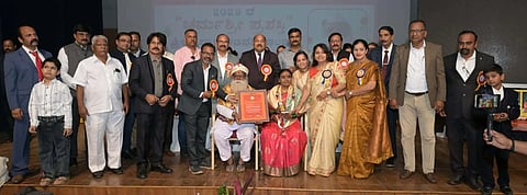 ಬೆಳಗಾವಿಯಲ್ಲಿ ಈಚೆಗೆ ಜರುಗಿದ ಸಮಾರಂಭದಲ್ಲಿ ಪ್ರಲ್ಹಾದ ಪಾಂಡವರಿಗೆ ಚರ್ಮಶ್ರೀ ಪ್ರಶಸ್ತಿ ಪ್ರದಾನ ಮಾಡಲಾಯಿತು. ಭೀಮರಾವ ಪವಾರ, ಅಣ್ಣಾಸಾಹೇಬ ರಾಯಮಾನೆ, ಡಾ.ಮೋಹನ ಉಳ್ಳಿಕಾಶಿ, ಸಂತೋಷ ಹೊಂಗಲ ಇತರರಿದ್ದರು.