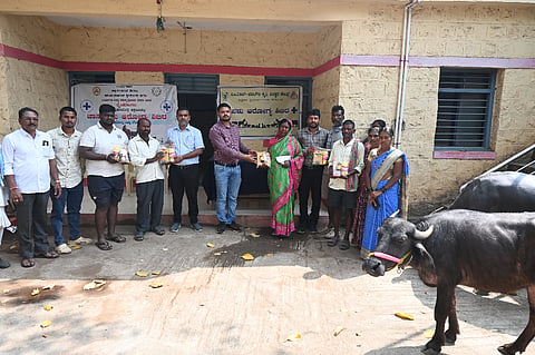 ಬೈಲಹೊಂಗಲ ತಾಲ್ಲೂಕಿನ ಮೇಕಲಮರಡಿ ಗ್ರಾಮದಲ್ಲಿ ಸೋಮವಾರ ಆಯೋಜಿಸಿದ್ದ ಪಶು ಆರೋಗ್ಯ ಶಿಬಿರದಲ್ಲಿ ಅರ್ಹ ರೈತರಿಗೆ ಕ್ರಿಮಿನಾಶಕ ಔಷಧ, ಖನಿಜ ಮಿಶ್ರಣವುಳ್ಳ ಕಿಟ್ ವಿತರಿಸಲಾಯಿತು. 