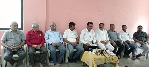 ಬೆಳಗಾವಿಯಲ್ಲಿ ಗುರುವಾರ ಸುದ್ದಿಗೋಷ್ಠಿಯಲ್ಲಿ ಬಸವರಾಜ ರೊಟ್ಟಿ ಮಾತನಾಡಿದರು. ಮುರುೇಂದ್ರಗೌಡ ಪಾಟೀಲ, ಆಶೋಕ ಮಳಗಲಿ, ಈರಣ್ಣಯ ದಯಣ್ಣವರ ಶಂಕರ ಗುಡಸ ಇತರರಿದ್ದಾರೆ. 