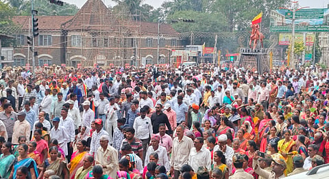 ಬೆಳಗಾವಿ ಚನ್ನಮ್ಮ ವೃತ್ತದಲ್ಲಿ ಪ್ರತಿಭಟನೆ ನಡೆದಾಗ ಸೇರಿರುವ ಜನಸ್ತೋಮ.