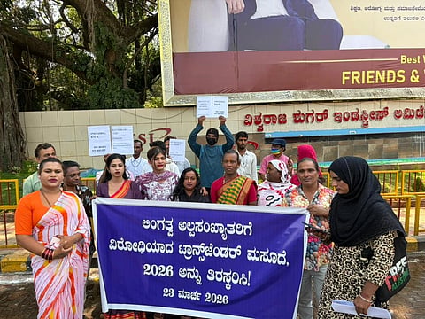 ಕೇಂದ್ರ ಸರ್ಕಾರದ ಟ್ರಾನ್ಸ್​ಜೆಂಡರ್​ ವ್ಯಕ್ತಿಗಳ ತಿದ್ದುಪಡಿ ಮಸೂದೆ ಹಿಂಪಡೆಯಲು ಆಗ್ರಹಿಸಿ ಬೆಳಗಾವಿಯಲ್ಲಿ ಸೋಮವಾರ ಪ್ರತಿಭಟಿಸಲಾಯಿತು. ಚಿನ್ನು ತಳವಾರ, ಐನಾ ಶೇಖ್​, ತಾನಾಜಿ ಸಾವಂತ, ಸಂಪತ್ತ ದೊಡಮನಿ ಇತರರಿದ್ದರು.